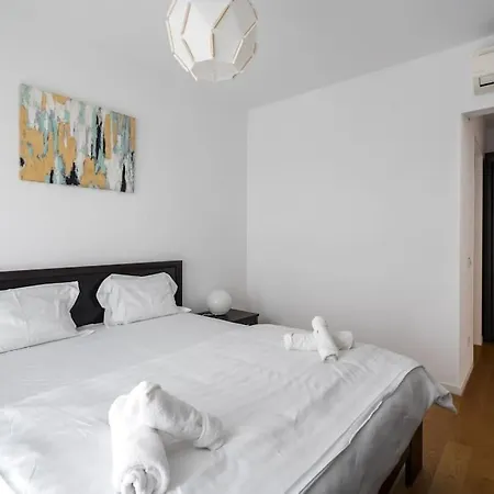 Sky View - Golden Horizon Apartment